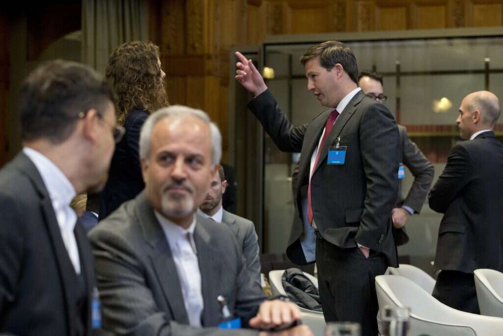 חברי המשלחת האמריקנית מדברים ביניהם מאחור. מלפנים: הנציג האיראני מוחמד זאהדין לאבף. | AP