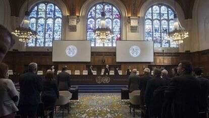 שופטי בית הדין נכנסים לאולם לפני הקראת הפסיקה. | AP