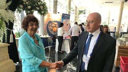 נדיה כהן וד"ר מסעוד ברהום מנהל המרכז הרפואי גליל. | תומר סולינסקי