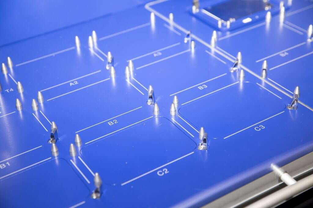 אחת ממכונות העריכה במעבדה. | Tim Gruber for The Washington Post