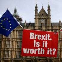 "האם הברקזיט שווה את זה?", שלט מחוץ לפרלמנט הבריטי. | AFP