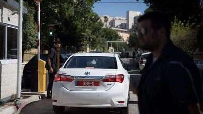 חוקרי המשטרה בכניסה לבית ראש הממשלה. | הדס פרוש, פלאש 90