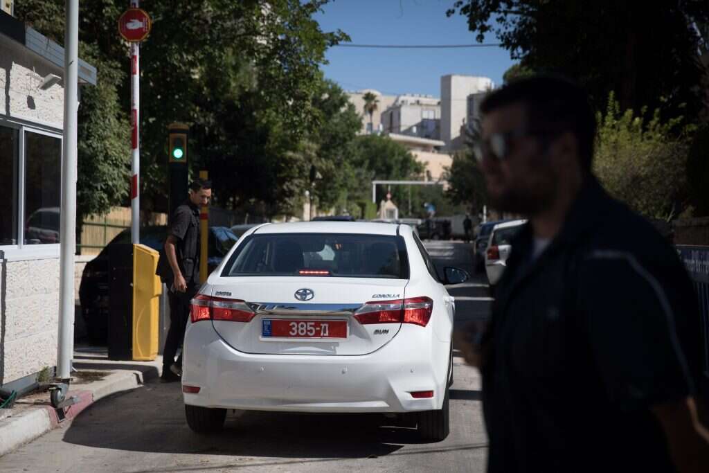 חוקרי המשטרה בכניסה לבית ראש הממשלה. | הדס פרוש, פלאש 90