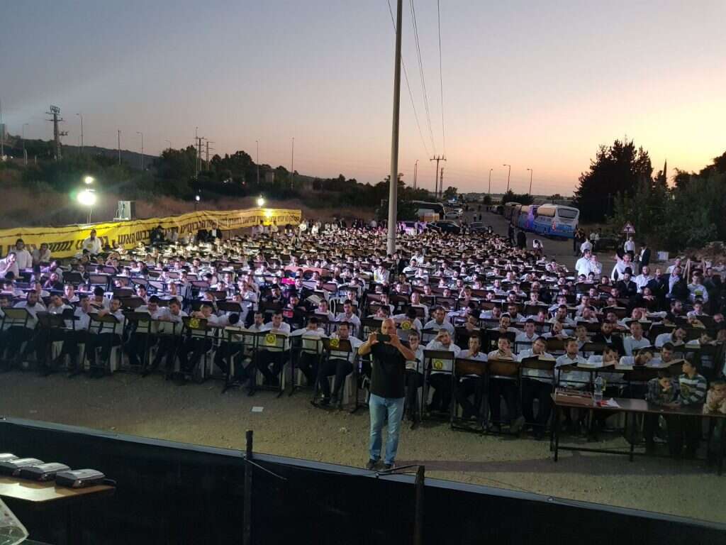 בחורי ישיבה לומדים מחוץ לכלא 6 במחאה על מעצר עריקים חרדים, 2017 בחורי ישיבה לומדים מחוץ לכלא 6 במחאה על מעצר עריקים חרדים, 2017