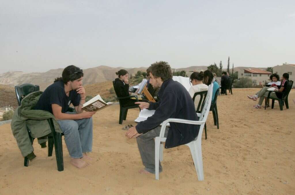 תלמידים ממכינת עין פרת, אלון, 2005. | מרים צחי