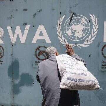 פלסטיני מול משרדי אונר"א בעזה. | AFP פלסטיני מול משרדי אונר"א בעזה. | AFP