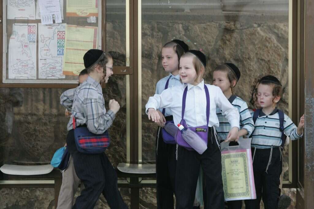 ילדים חרדים. אילוסטרציה. | מרים צחי ילדים חרדים. אילוסטרציה. | מרים צחי