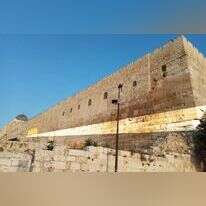 תוואי המעלה שדרכו הובאו בהמות הקורבן אל שערי חולדה בואכה הר הבית. בצהוב למעלה: השער המשולש