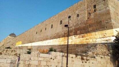 תוואי המעלה שדרכו הובאו בהמות הקורבן אל שערי חולדה בואכה הר הבית. בצהוב למעלה: השער המשולש