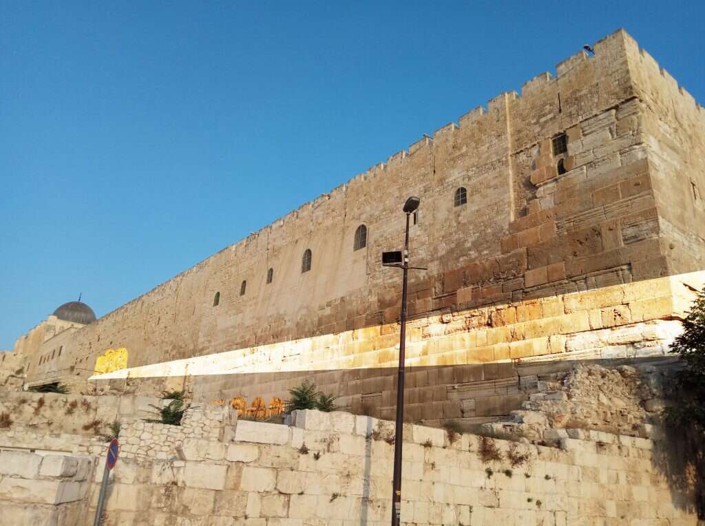 תוואי המעלה שדרכו הובאו בהמות הקורבן אל שערי חולדה בואכה הר הבית. בצהוב למעלה: השער המשולש