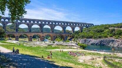 אמת המים פונט דו גאר בפרובאנס, צרפת, הבנויה "כיפין על גבי כיפין". אילוסטרציה. | Shutterstock