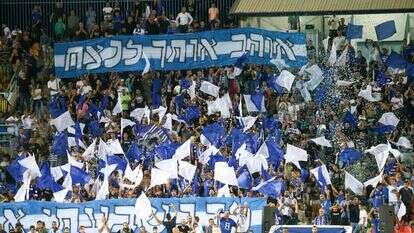 אוהדים במשחק כדורגל. | דני מרון