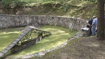 הבור שבו נשרפו הגופות בפונאר. | AP