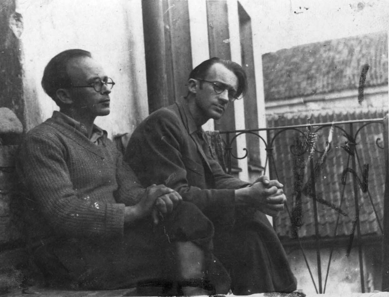 משוררי היידיש שמרק'ה קצ'רגינסקי ואברהם סוצקבר בגטו וילנה, יולי 1943. | ארכיון התצלומים יד ושם