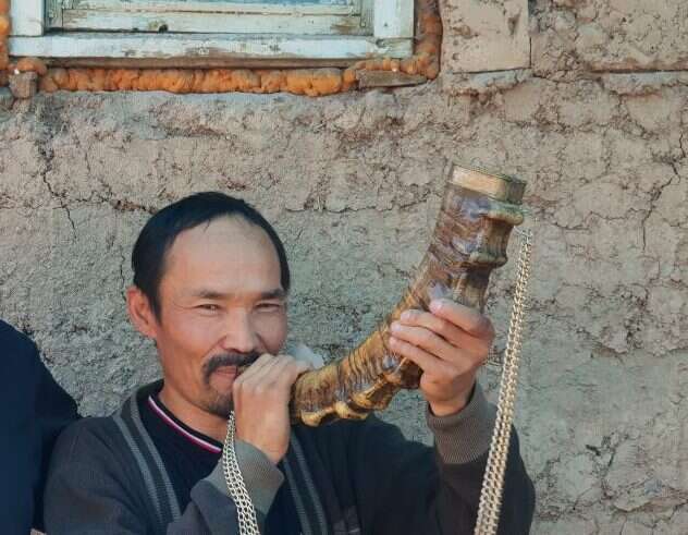קירגיזי שנוהג לתקוע בשופר