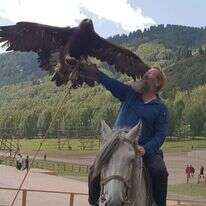 הרב אליהו בירנבוים עם העיט המקומי