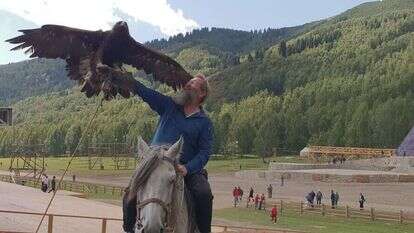 הרב אליהו בירנבוים עם העיט המקומי