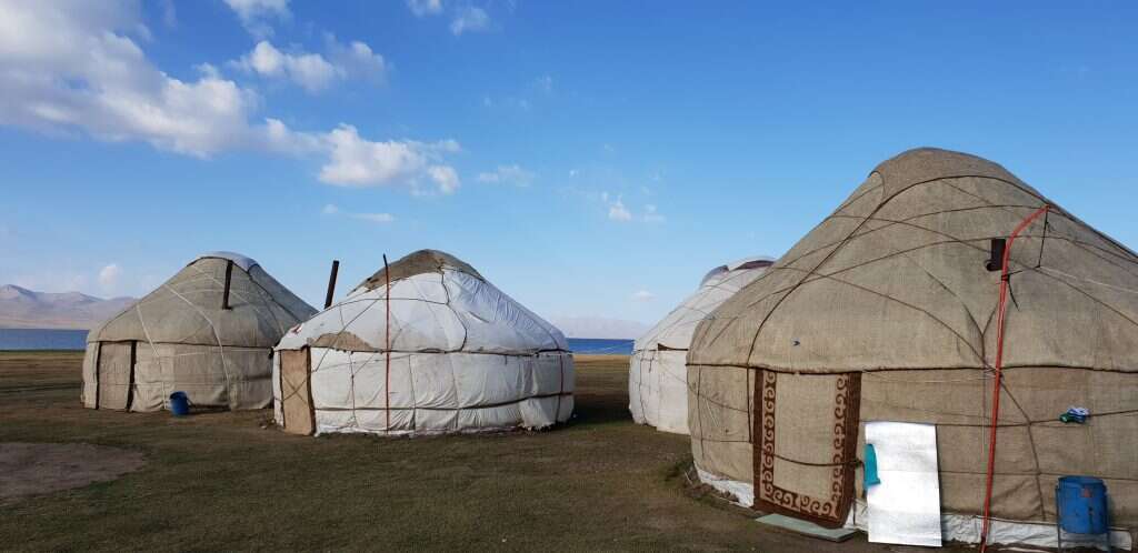היורטות - אוהלי הנוודים המהווים חלק ממסורת המדינה