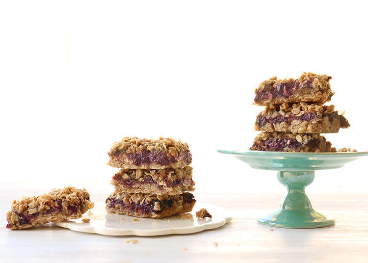 חטיפי גרנולה ביתיים עם אוכמניות ותרד. | אפרת ליכטנשטט