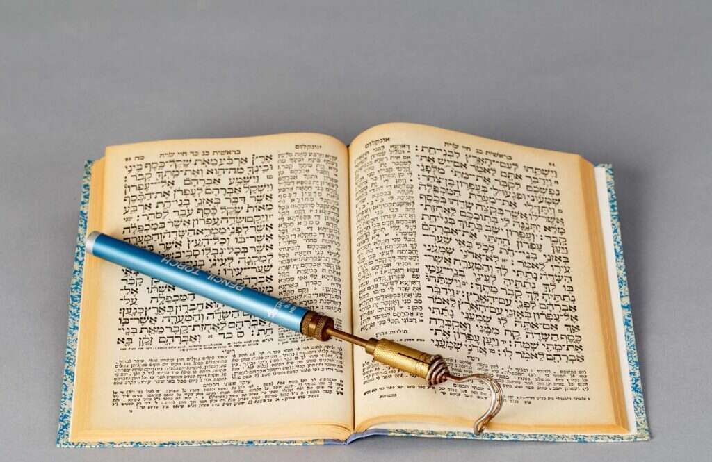 מבער אצבע לתורה. | אורית ארנון