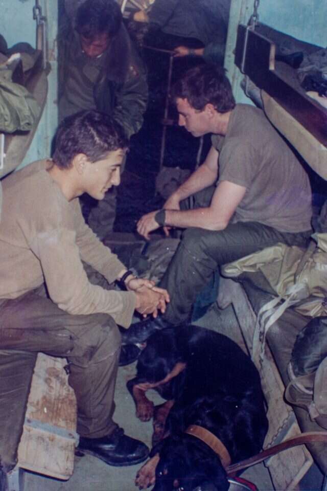 הלוחמים באחת מהספינות לפני המבצע. | אוסף פרטי