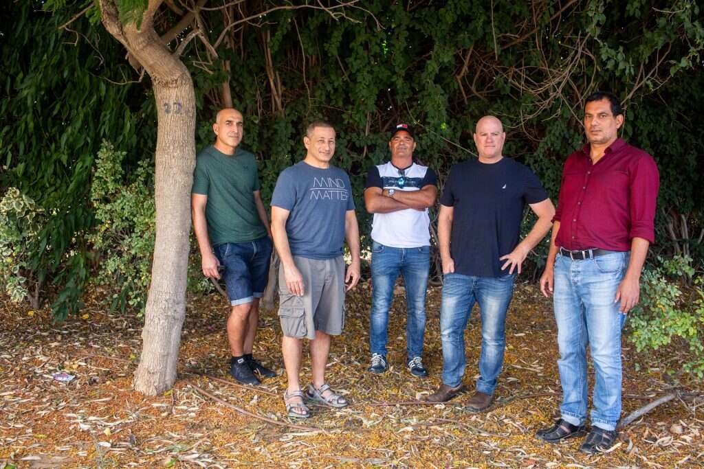 לוחמי "כחול וחום". מימין: שמואל בן־עזרא, עודד טישאואר, אופיר בן־ שבת, אבי שזר, אלון הירש. | אבישג שאר-ישוב