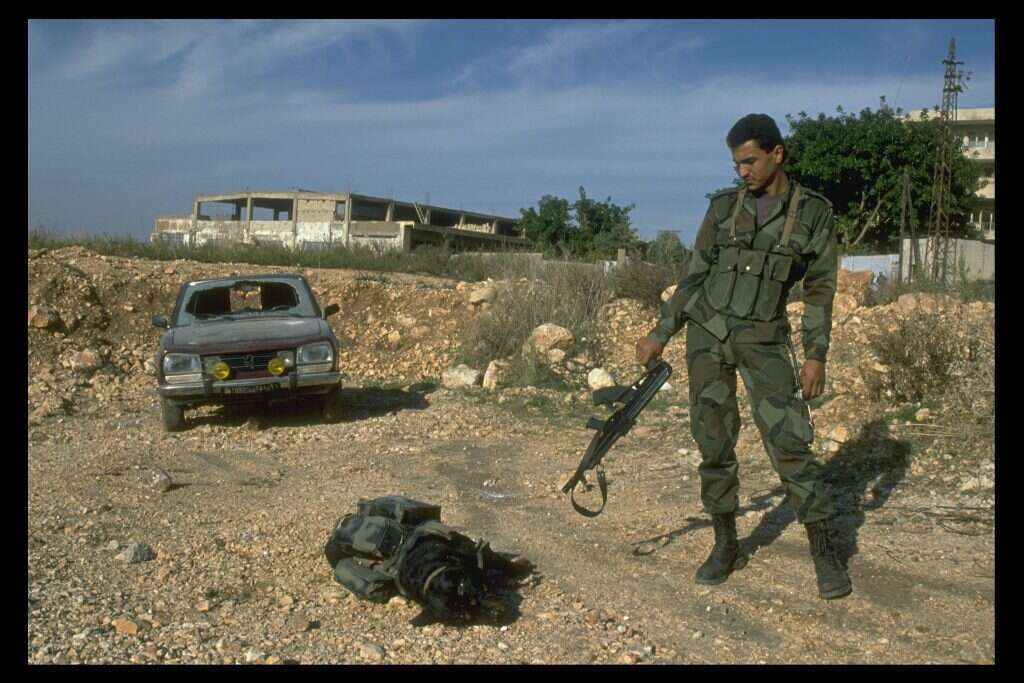 איש החזית העממית מציג את גופתו של אחד מכלבי "עוקץ". | גטי אימג'ס