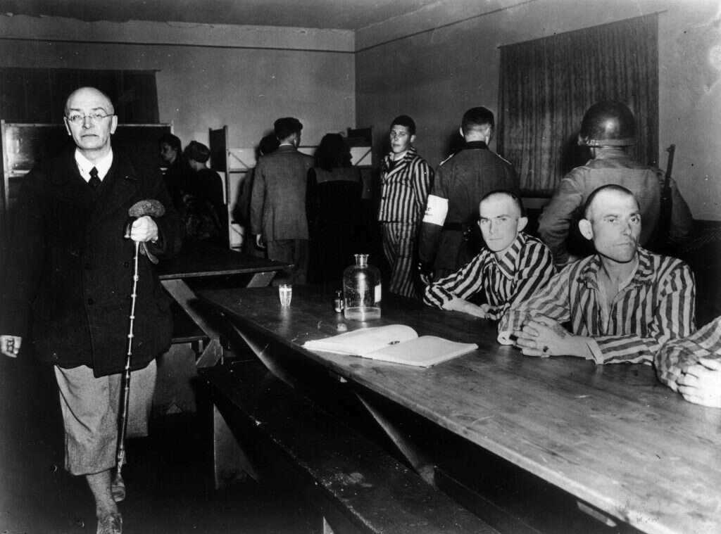 אסירי מחנה בוכנוואלד ואזרחים גרמנים שאולצו לבוא לביקור כפוי במחנה לאחר שחרורו, באפריל 1945. | גטי אימג'ס