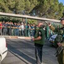 פועלים פלסטינים בכניסה לאזור התעשייה ברקן. ארכיון | יוסי אלוני