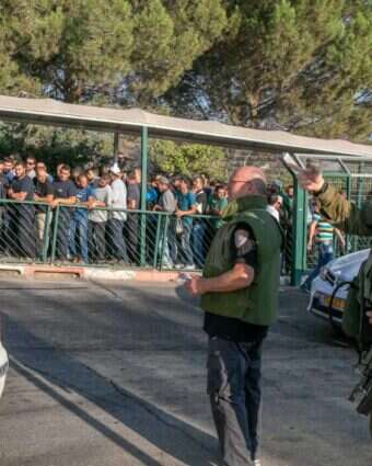 פועלים פלסטינים בכניסה לאזור התעשייה ברקן. ארכיון | יוסי אלוני