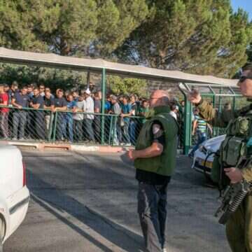 פועלים פלסטינים בכניסה לאזור התעשייה ברקן. ארכיון | יוסי אלוני פועלים פלסטינים בכניסה לאזור התעשייה ברקן. ארכיון | יוסי אלוני