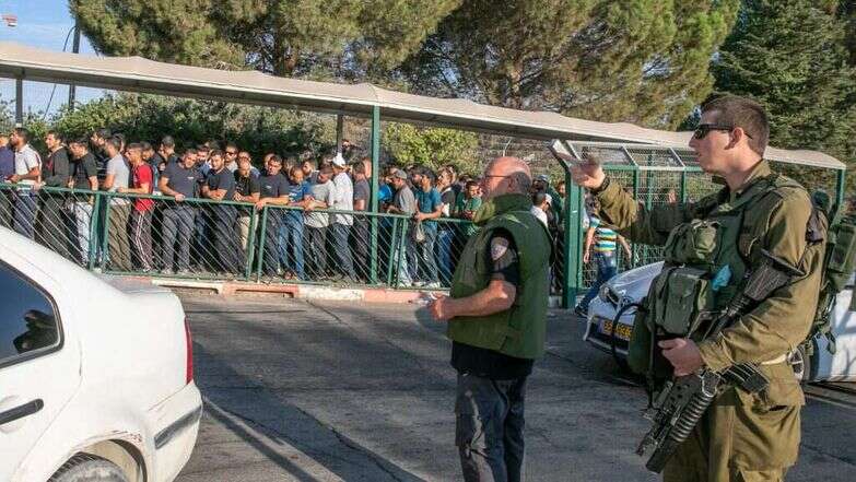 פועלים פלסטינים בכניסה לאזור התעשייה ברקן. ארכיון | יוסי אלוני