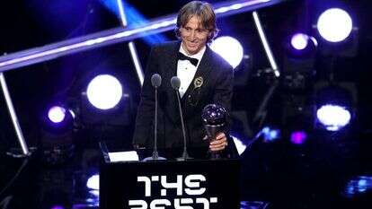 לוקה מודריץ' זוכה בתואר כדורגלן השנה בעולם. | גטי אימג'ס