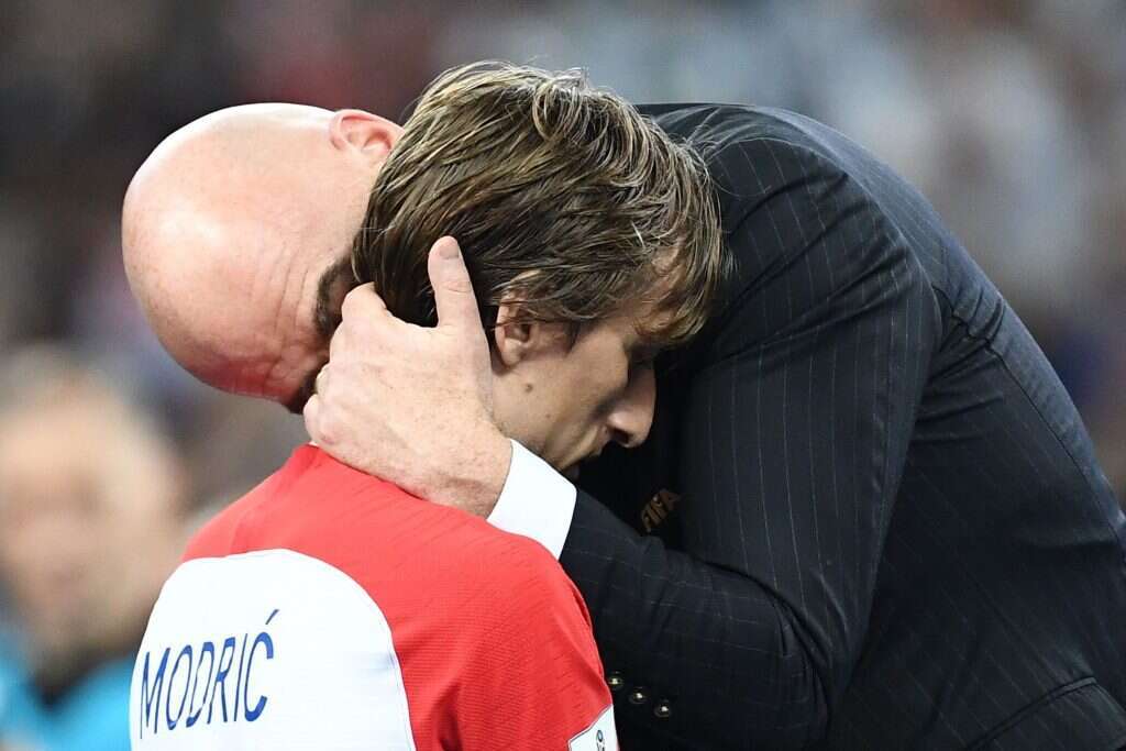 לוקה מודריץ' זוכה למחמאות מנשיא פיפ"א ג'יאני אינפנטינו. | AFP