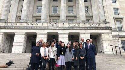 על מדרגות הפרלמנט בצפון אירלנד