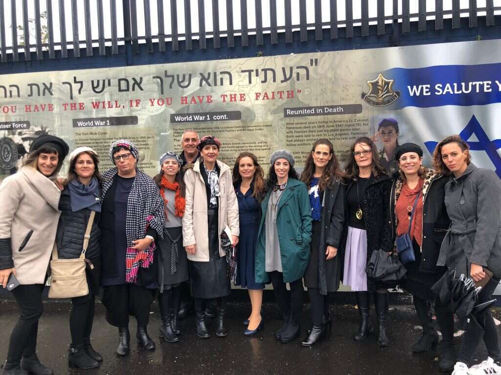 חברות המשלחת. מימין: בתאל קולמן, רחלי צינקין, מיכל וולדינגר, צילית יעקובסון, עידית סילמן, שולי מועלם, יוחאי דנינו, ציפורת שימל, יפה גיסר, שרון רואס, ענהאל ווילנר שוהם