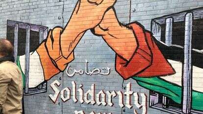 ציורי קיר על החומה שמפרידה בין השכונות הקתוליות והפרוטסטנטיות. הצד הקתולי של החומה