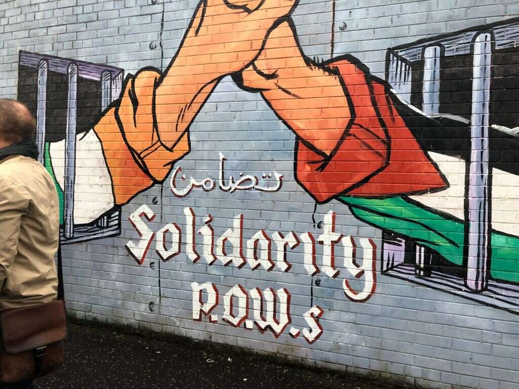 ציורי קיר על החומה שמפרידה בין השכונות הקתוליות והפרוטסטנטיות. הצד הקתולי של החומה