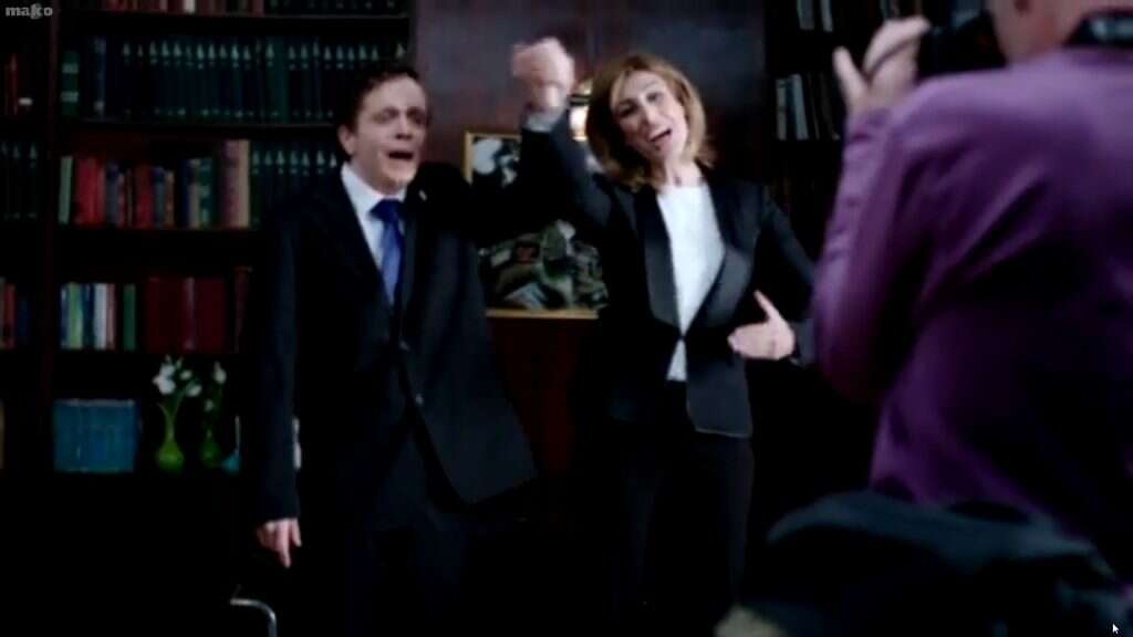 רועי בר נתן מגלם את בוז'י בארץ נהדרת. | מסך