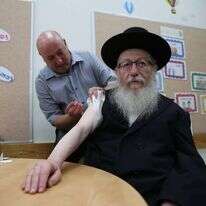 גמישות פרגמטית. ליצמן מתחסן נגד שפעת. אוקטובר 2018