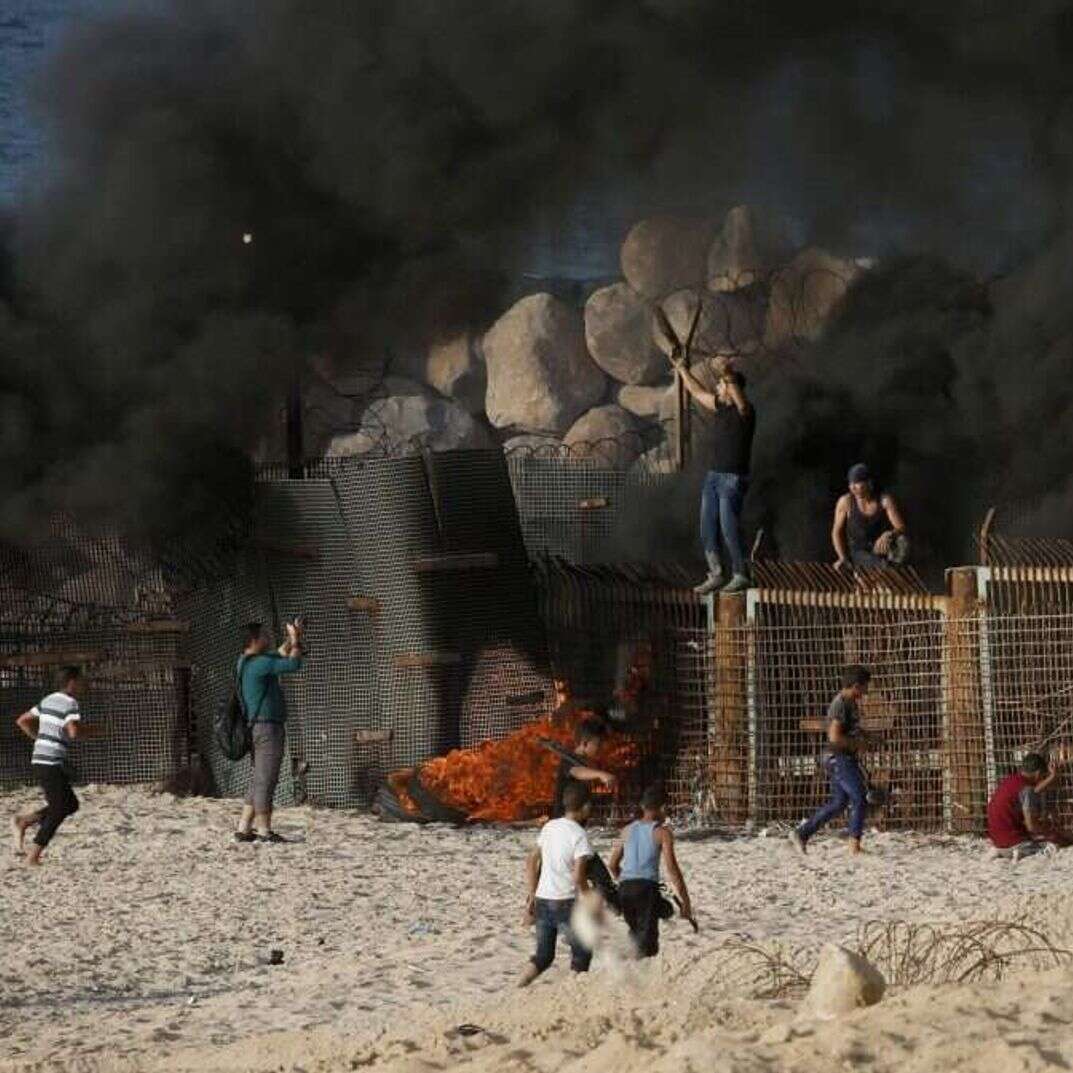 ההתפרעויות על הגדר בעזה. | AFP ההתפרעויות על הגדר בעזה. | AFP