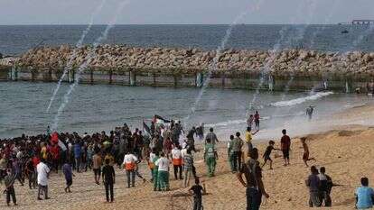 מתפרעים פלסטינים בגבול עזה. | AFP