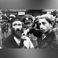 חיילים נאצים מאלצים יהודים לחתוך את זקנם. | גטי אימג'ס