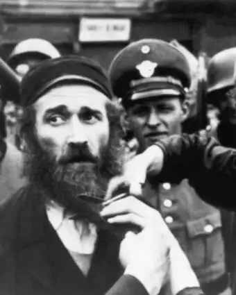 חיילים נאצים מאלצים יהודים לחתוך את זקנם. | גטי אימג'ס חיילים נאצים מאלצים יהודים לחתוך את זקנם. | גטי אימג'ס