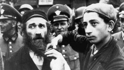 חיילים נאצים מאלצים יהודים לחתוך את זקנם. | גטי אימג'ס