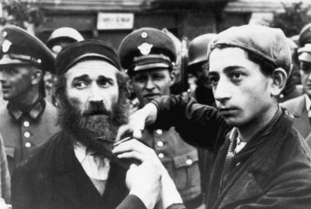 חיילים נאצים מאלצים יהודים לחתוך את זקנם. | גטי אימג'ס חיילים נאצים מאלצים יהודים לחתוך את זקנם. | גטי אימג'ס