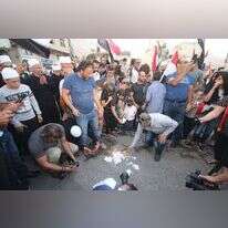 שריפת הודעות לבוחר בהפגנה נגד הבחירות. | daliluk