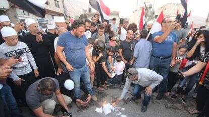 שריפת הודעות לבוחר בהפגנה נגד הבחירות. | daliluk