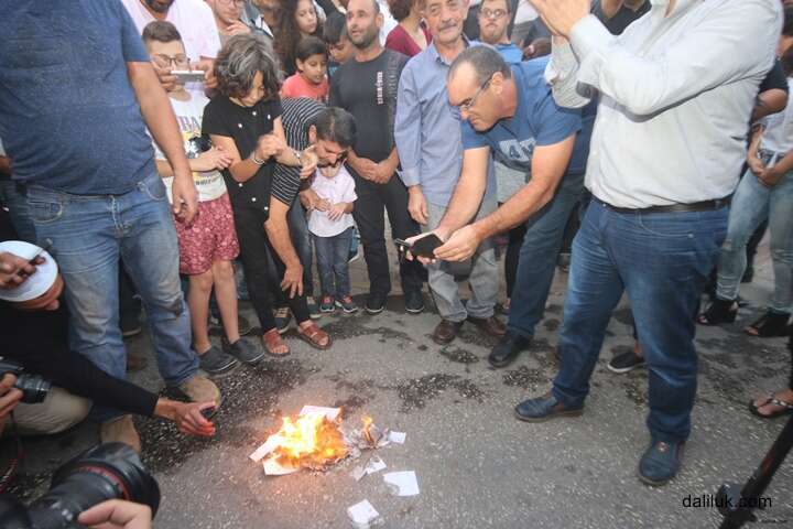 שריפת הודעות לבוחר בהפגנה נגד הבחירות. | daliluk