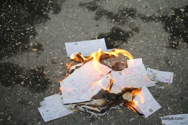 שריפת הודעות לבוחר בהפגנה נגד הבחירות. | daliluk